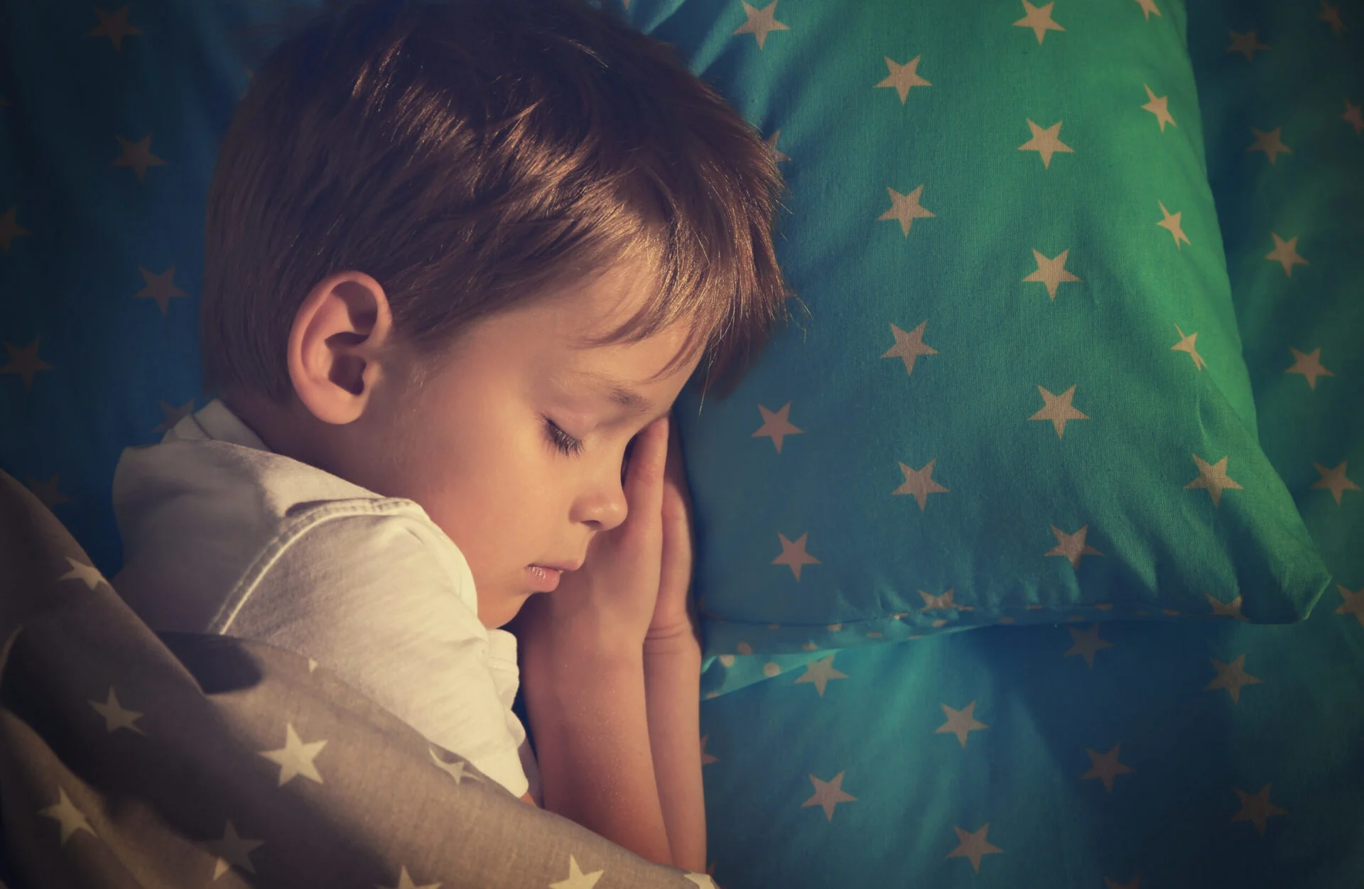 how screentime affects sleep image