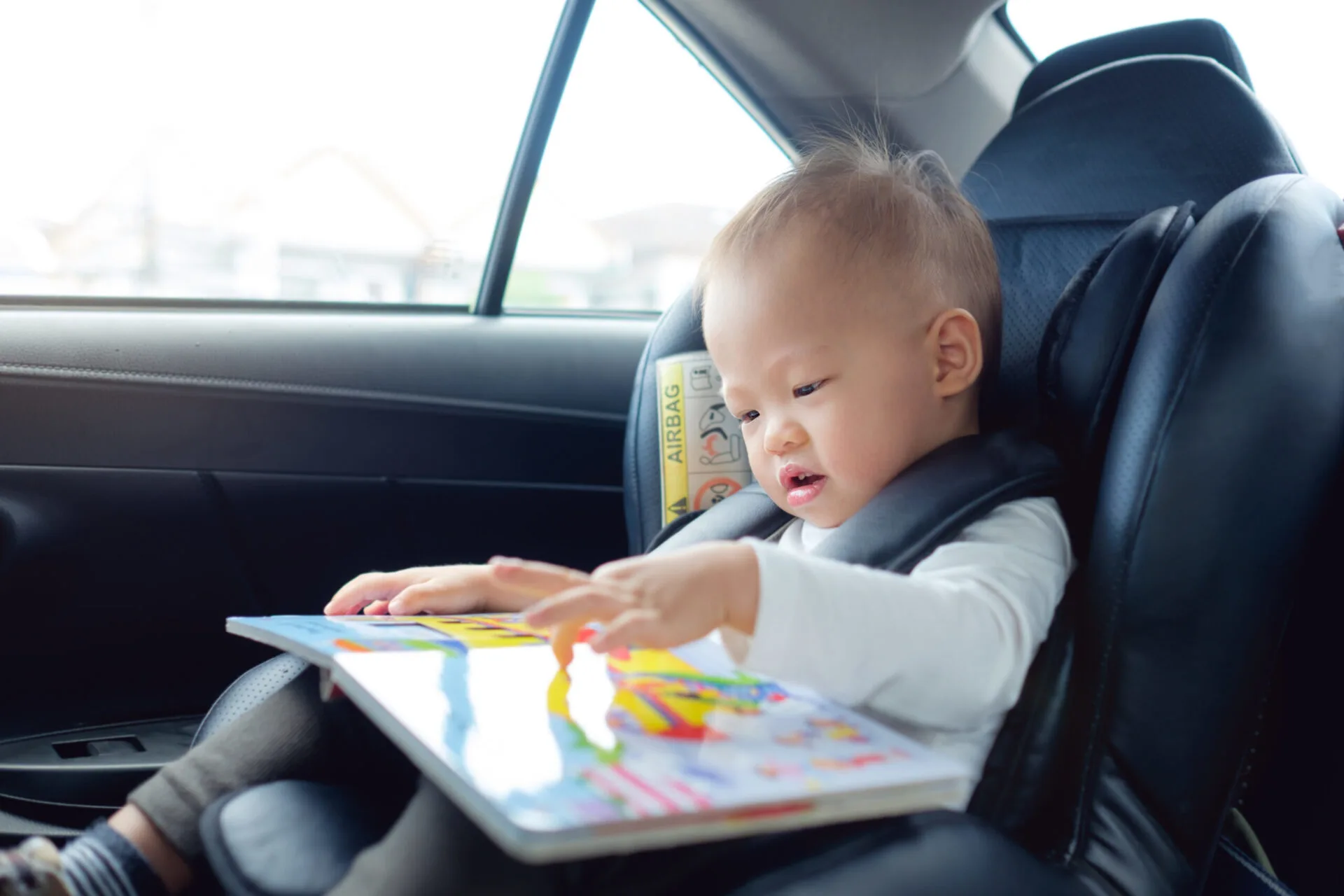 Travel activities for toddlers playing in car