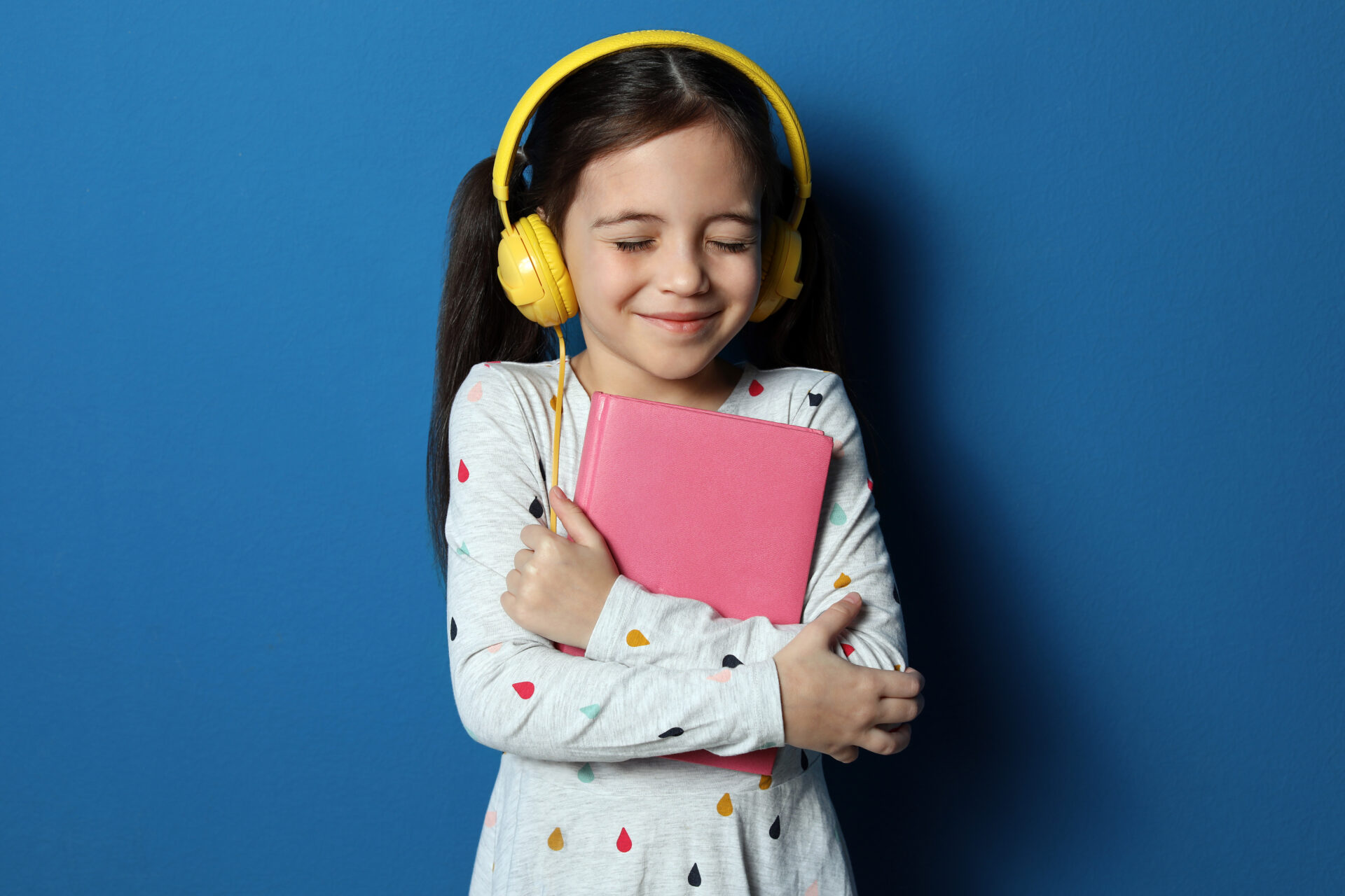 image of young girl listining to free audiobooks for kids.